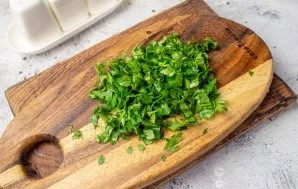 Wash the parsley, drain and chop finely.