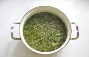 Add the crushed sorrel to the boiling soup. Boil for 5-6 minutes and turn off. Salt the soup to taste.