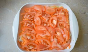 Cut the tomatoes into slices and spread over the entire surface in an even layer.