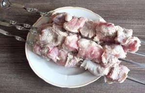 After the specified time, grind the meat on skewers. Leave at room temperature until you have prepared a place for cooking.