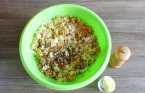 Add apples and onions to the meat. Squeeze lemon juice, add pepper mixture, chopped garlic.