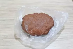 Knead soft elastic dough, wrap in plastic wrap and refrigerate for 30 minutes.