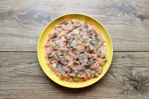 Cut the mackerel into pieces, carefully removing the bones and laying them on top of a layer of carrots, evenly distributing them.