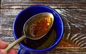 Mix soy sauce, lemon juice, vegetable oil, vinegar in a cup.