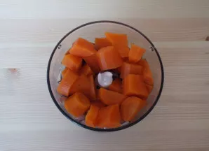 Cut the boiled carrots into pieces and add to the herring. Grind until you reach the consistency of the paste.