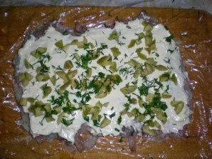 There are many options for how to make herring roll. In this case, the filling is very simple - chopped herbs and finely chopped olives.