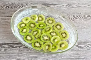 Take a wide form. Grease it liberally with butter. Cover the bottom with sliced ??kiwi.