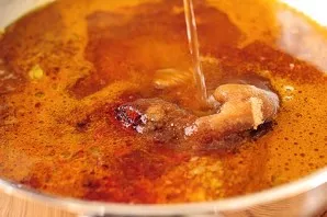 Pour a little water to make the consistency more liquid and bring the sauce to a boil.