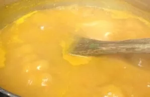 Pour in the remaining broth and put the pot on the fire, after boiling, boil for 10-15 minutes.