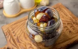 Put the plums with garlic in clean prepared sterilized jars.