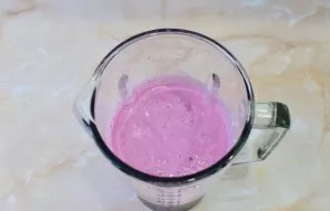 At maximum power, crush everything until smooth. The thickness of the drink can be adjusted by adding milk.