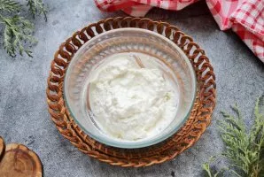 Put cottage cheese in a bowl, add vanilla sugar, regular sugar and pour in the cream. Beat everything well until smooth.