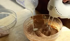 Pour in the kefir and mix everything so that the dough is homogeneous and without lumps.