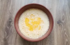 Pour melted butter, mix.