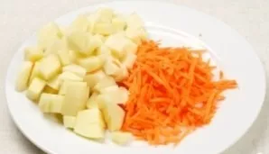 Grate the carrots on a coarse grater, cut the potatoes into medium cubes.