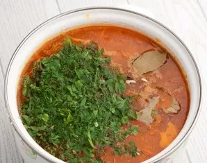 When the potatoes and pearl barley are ready, add the fried vegetables to the soup. We also add salt and chopped herbs to taste.