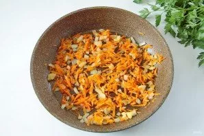 Fry the diced onion and grated carrot in a pan. Put the fried vegetables in the soup and stir.