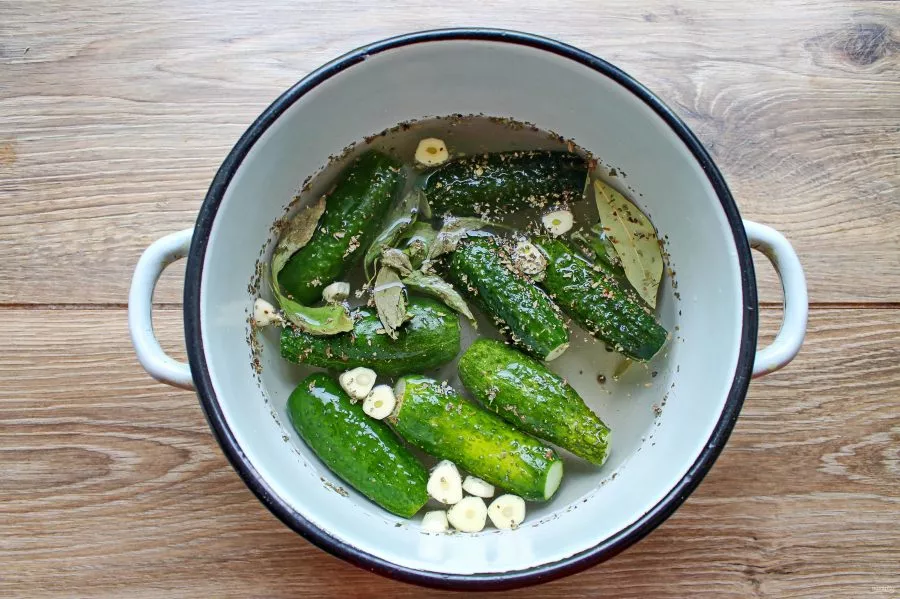 Pour the cooled brine over the cucumbers, place a weight on top to cover the cucumbers, and leave for a day at room temperature.