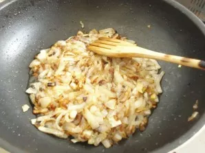 In the oil remaining from the frying of the meat, fry the onion.