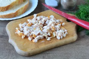 Cut the ham into small cubes.