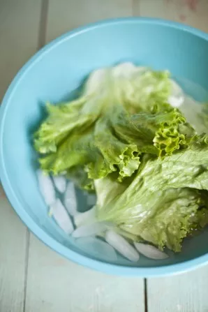 Wash the salad in cold water.