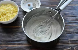 Cook the sauce over low heat until it becomes a porridge for grits. At the same time, do not stop stirring so that the sauce does not burn.