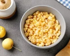 Cut the apples into small cubes. Add 2-3 tablespoons of sugar, cinnamon, vanilla sugar, pour lemon juice and mix.