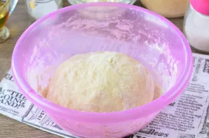 Knead the soft ball of dough, leave under the towel to rise for 40-50 minutes.