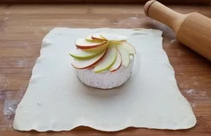 Spread apple slices on top.