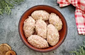 Grease the baking dish with vegetable oil. With wet hands, form the doves of the sloths and put them in a mold. Place them in a hot oven ...