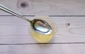 Pour 6% vinegar or lemon juice.