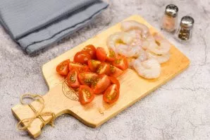 Next, prepare the shrimp. Peel all the shrimp. Cut the tomatoes in half.