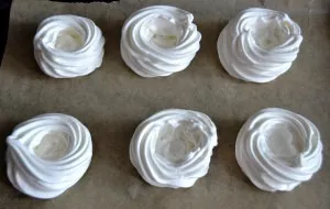 Transfer the whipped protein mass to a pastry bag and lay out on a baking sheet in the form of 