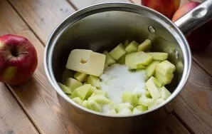 Put the apples in a saucepan, add 60 grams of sugar and 30 grams of butter.