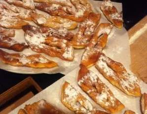 Put the magpies on a napkin and sprinkle with icing sugar.