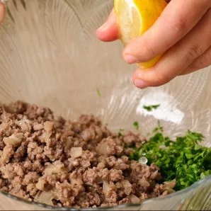 Mix the cooled minced meat, parsley, chopped mint and lemon juice in a bowl. Mix all the ingredients and set aside. Preheat oven to 400F.