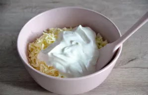 While the dough is ,,resting,, prepare the filling. Grate mozzarella, mix with sour cream (or cream).