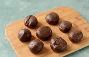 Divide the dough into 6-7 parts.