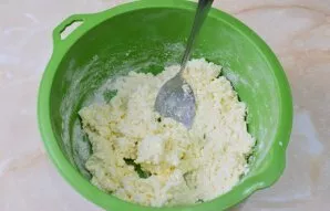 Ready curd dough should be thick, but not hard.