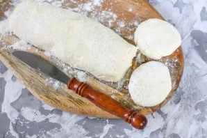 Cut into slices with a knife, form pancakes at least 2 cm thick, and roll in flour on all sides.