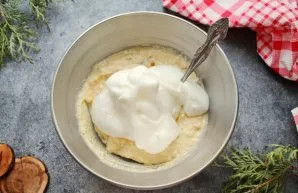 Add a pinch of salt to the proteins and beat until stiff. Put the whites in a bowl with cottage cheese and mix gently.