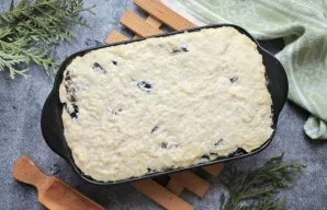 Grease the baking sheet with vegetable oil and sprinkle with semolina. Transfer the curd mass and level it.