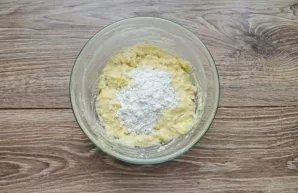 Mix everything well and add starch, mix.