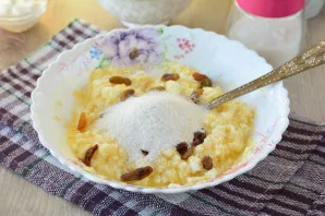 Add washed and dried raisins, add semolina and mix. Leave the mass for 15 minutes so that the semolina swells.