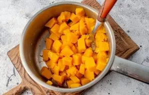 Drain all the liquid, it is convenient to put the pumpkin in a sieve, so all the liquid will drain.