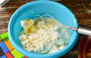 Stir, lay out the cottage cheese and add flour.