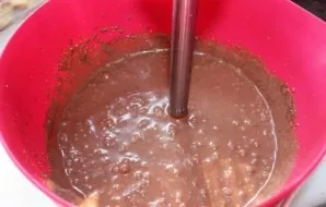 Put chocolate in the second half of the curd mass, stir, and also add gelatin. We got two masses for the filling.