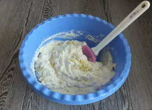 With a spatula, stir the mango into the curd mixture. Turn on the oven at 180 degrees.