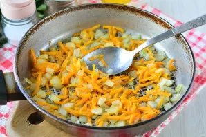 Also in oil, fry the diced onion and grated carrots.