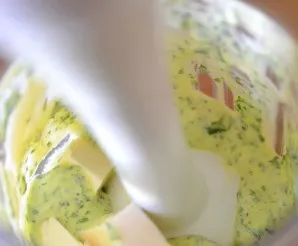 In a bowl with mayonnaise, add the melted cheese and beat until smooth. Thanks to the processed cheese, the sauce will have a denser text...